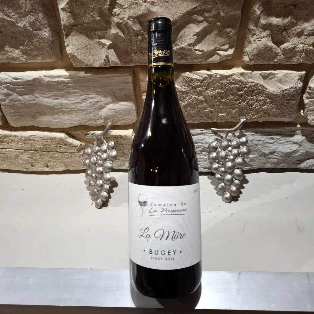 Pinot Noir La Mûre Photo d'un bouteille de vin devant un mur en pierres